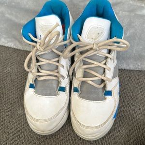 Size 3 boys Jordan’s. They have been worn but are still great shoes.